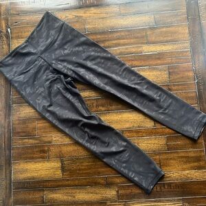 Zyia Black Camo Light N Tight Size 6-8